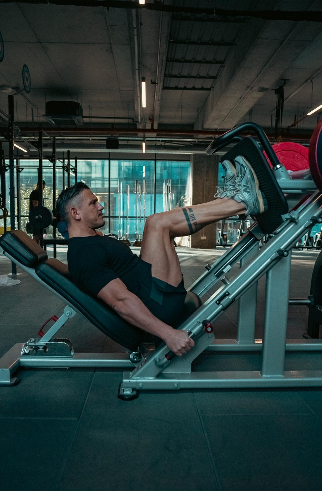 Ertan Balaban spor salonunda bacak presi çalışırken